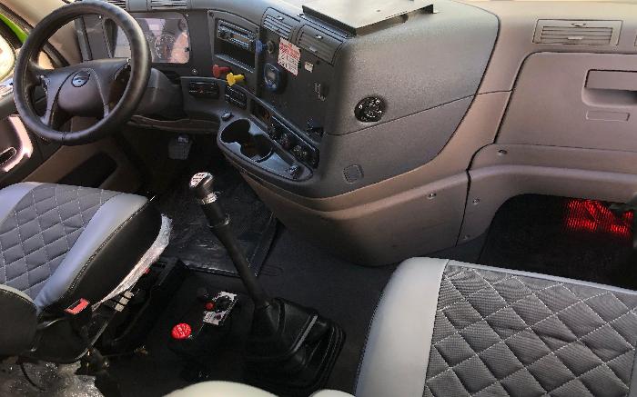 Freightliner Cascadia Volteo 14 mts 2012