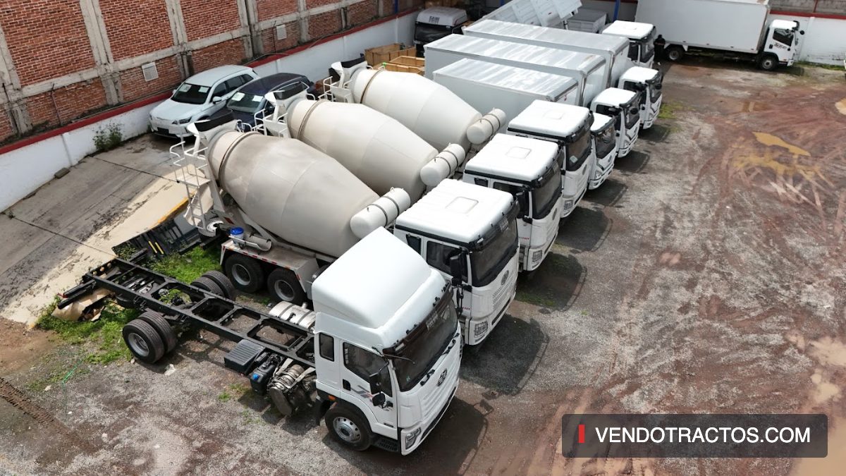 Patio de Vendotractos en Texcoco con unidades FAW en piso: revolvedoras, chasis cabina y camiones con caja seca
